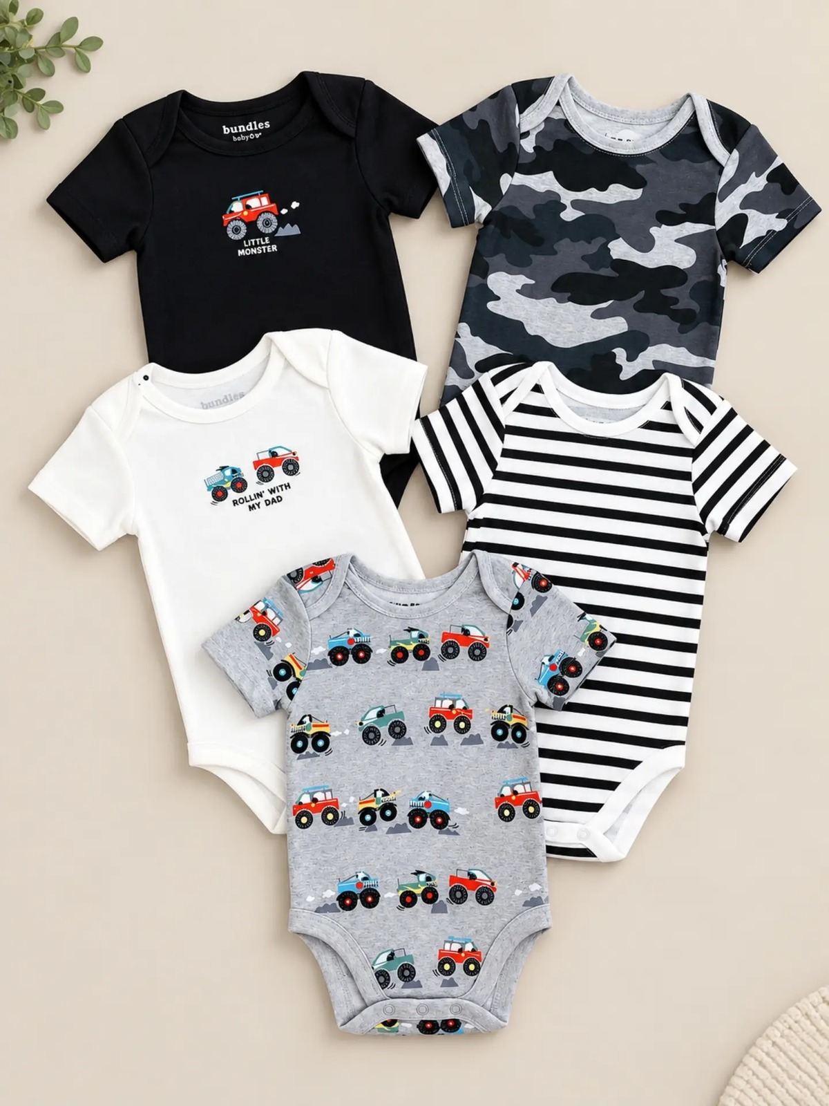 Pack de cinco bodies para bebé con estampados de carritos, camuflaje y rayas