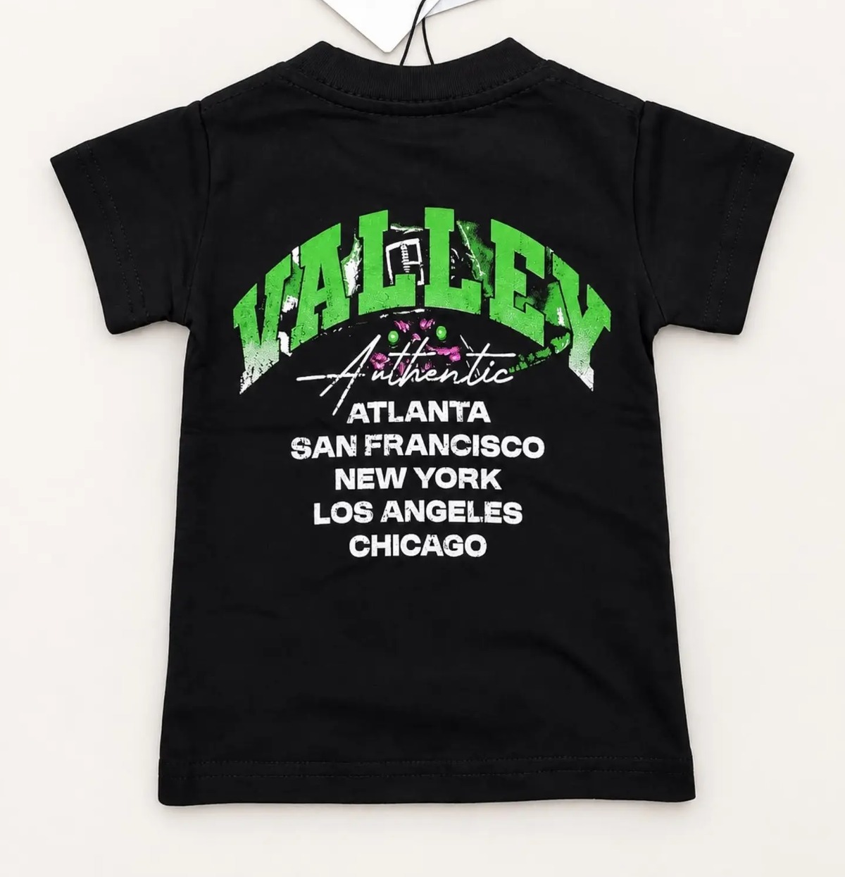 Camiseta negra para niño con estampa grande de letras
